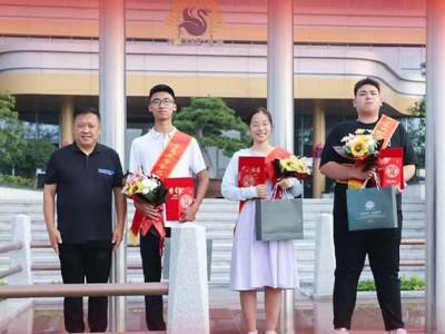 花帝食品股份 丨 學(xué)生升學(xué)考試助學(xué)金發(fā)放儀式