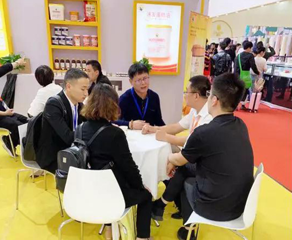 花帝展位涌來了一波波新老客戶，他們交流市場現(xiàn)狀與發(fā)展，交流產(chǎn)品更新?lián)Q代等等。